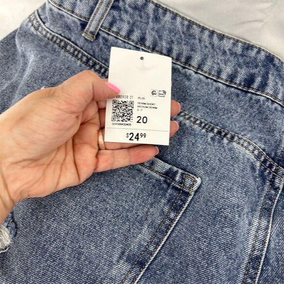 FOREVER 21 Women's High Rise Denim Shorts Distressed Frayed Hem Size 20 NWT - Picture 11 of 12